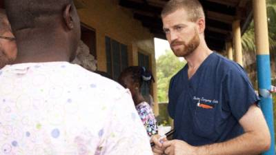 El doctor infectado por ébola fue trasladado a EUA para recibir tratamiento.