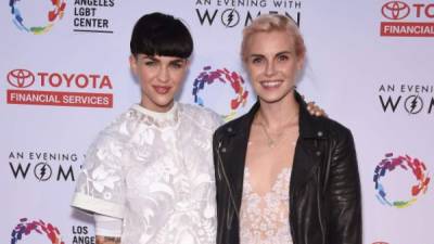 Ruby Rose junto con su exnovia la diseñadora Phoebe Dahl.