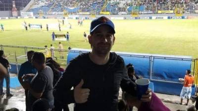 Andrew Bell presenció el partido entre Motagua y Marathón en el estadio Morazán y disfrutó del encuentro futbolístico.