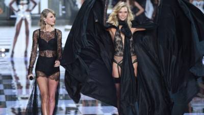 Taylor Swift y Karlie Kloss en el desfile de Victoria's Secret