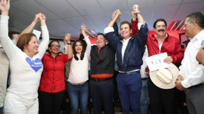 Momento en el que Salvador Nasralla celebra junto a otros miembros de la Alianza de Oposición, antes de que el Tribunal Supremo Electoral le dé la victoria.