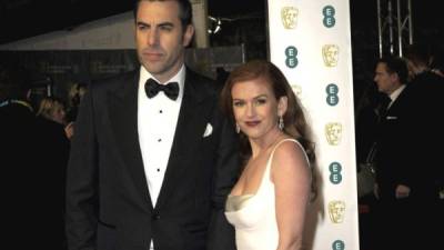 Sacha Baron Cohen y su esposa Isla Fisher.