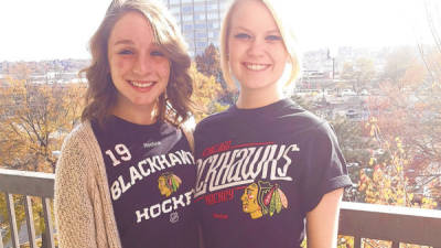 Mary Pfister, derecha, y su amiga Kelly Hayes, de Chicago, siempre se ponen la camiseta de su equipo de hockey durante los partidos como cábala