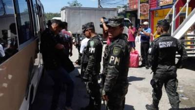 Agentes militares durante un operativo.