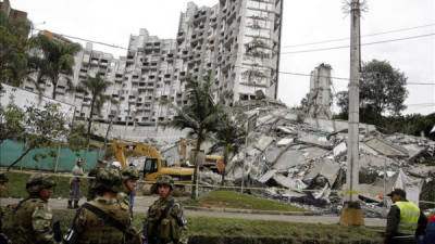 Vista de los organismos de socorro frente a los escombros de la Torre 6 del Edificio Space, que se desplomó a las 20.20 hora local (01.20 GMT del domingo 13 de octubre de 2103), en Medellín (Colombia). EFE