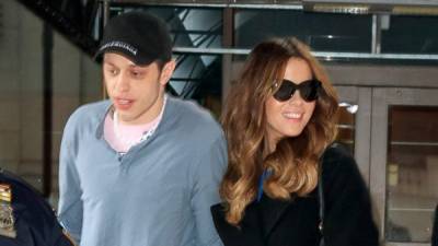 Pete Davidson y Kate Beckinsale a su llegada al Madison Square Garden.