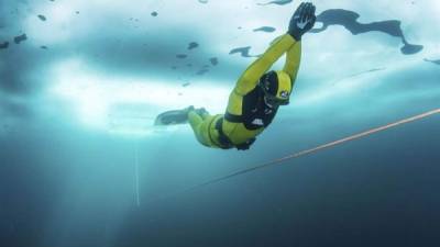 La buzo croata Valentina Cafolla se lanzó ayer a las aguas heladas del lago Anterselva en un nuevo intento de romper el récord del mundo de apnea con una distancia de 125 metros, en Italia. EFE/GLOBAL NEWSROOM