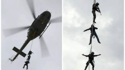 Desde un helicóptero descendieron de las alturas.