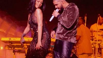 Rihanna y Drake en una de sus presentaciones musicales.
