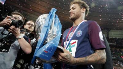 Neymar Jr celebrando con el trofeo de la Copa Francesa. Foto EFE