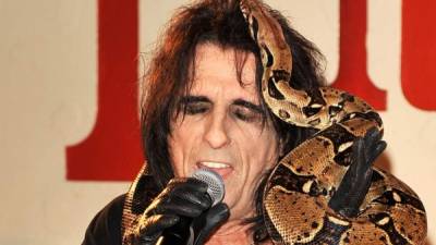 Alice Cooper vive encantado con su serpiente.