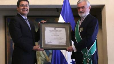 Director de la RAE recibió ayer la orden José Cecilio del Valle y dos doctorados honoris causa de la Unah y la Universidad Pedagógica