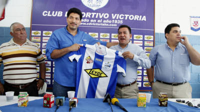 La directiva del Club Victoria presentó al entrenador Carlos Martínez.