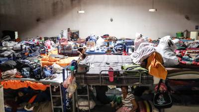 Migrantes permanecen en un albergue, el 27 de mayo de 2023, en Tijuana (México).