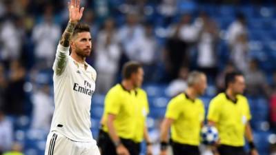 Sergio Ramos saludando a la afición del Real Madrid al final del partido contra la Roma. Foto AFP