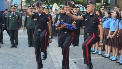 Durante los actos de conmemoración se izó la Bandera Nacional en el parque nacional de San Pedro Sula.