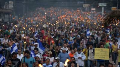 Centenares de hondureños participaron en la marcha de las antorchas, celebrada la tarde y noche de este viernes en Tegucigalpa, capital de Honduras. Los hondureños salieron a protestar contra la corrupción e impunidad.