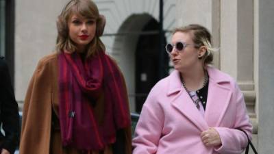 Taylor Swift y Lena Dunham paseando por Nueva York en una foto de archivo.
