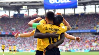 Romelu Lukaku felicitando a Eden Hazard por su segundo gol en el partido y cuarto para Bélgica ante Túnez. Foto AFP