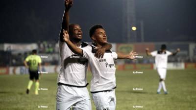 Erlin Gutiérrez celebrando su gol con Kenneth Hernández. Foto Yoseph Amaya