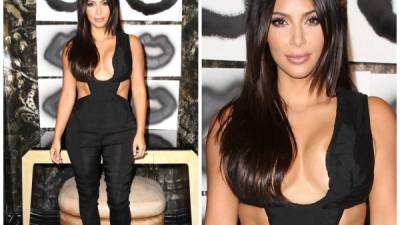 Kim Kardashian en un amplio escote en un jumpsuit negro durante un evento de Violet Grey, Los Ángeles.