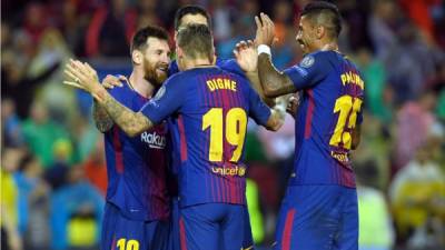 Los jugadores del Barcelona felicitan a Messi tras su gol al Olympiakos. Foto AFP