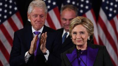 Hillary Clinton junto a su esposo Bill Clinton al aparecer por primera vez tras la derrota. AFP