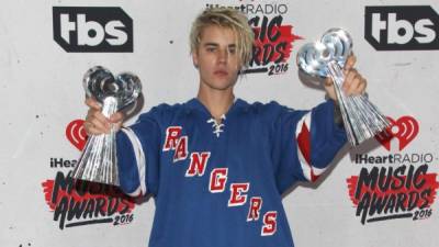 El cantante Justin Bieber ganó en la categoría 'Mejor Artista Masculino del Año' en los premios iHeartRadio Music Awards.
