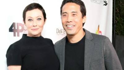 Shannen Doherty junto a Marc Ching en la gala benéfica.