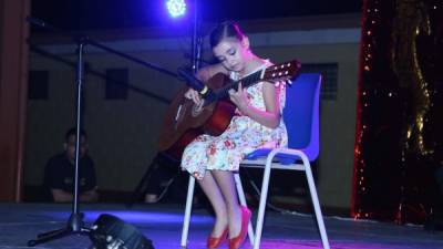 Camila Hernández cautivó con la guitarra. Fotos: Amílcar Izaguirre