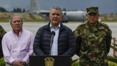 El presidente de Colombia, Ivan Duque (C), acompañado por el ministro de Defensa, Guillermo Botero. Foto: AFP/Archivo