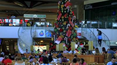 El City Mall instaló su inmenso árbol en el área de comidas. Fotos: Cristina Santos y Amílcar Izaguirre.