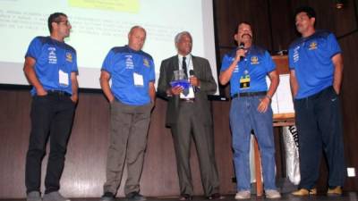 Francisco Maturana (centro) recibió una placa de reconocimiento luego de sus aportes en el II Congreso de Entrenadores de Honduras. A su izquierda Wilmer Cruz y Nerlin Membreño. Hernán García y Carlos Martínez a la derecha.