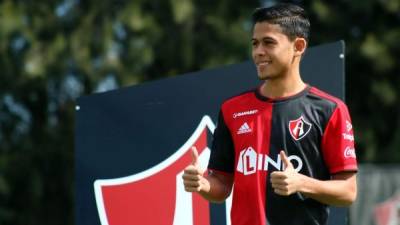 Cristian Cálix posando con la camiseta del Atlas en su presentación.