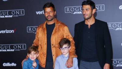 Ricky Martin junto a Jwan Yosef y sus mellizos en el estreno de 'Rogue One'.