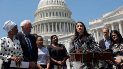 Ocasio Cortez arremetió contra Trump por las condiciones 'inhumanas' en las que están detenidos los migrantes en la frontera./AFP.