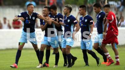 Los jugadores del Infop celebran el gol de Gerlin Calderón ante Villanueva FC. Foto Moisés Valenzuela