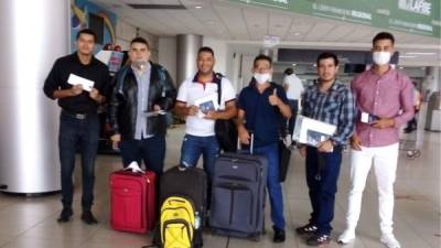 Los seis compatriotas salieron del país ayer por el aeropuerto internacional Toncontín.