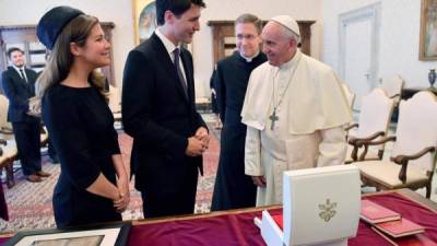 El papa Francisco (d) recibe en audiencia al primer ministro de Canadá, Justin Trudeau (c), y a su mujer, Sophie Gregorie Trudeau (i), en el Vaticano hoy, 29 de mayo de 2017. EFE