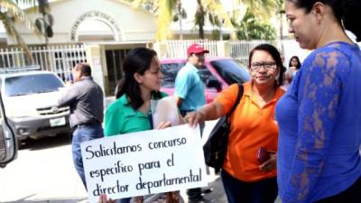 Los docentes realizaron la manifestación frente a la Departamental. Foto: Amílcar Izaguirre