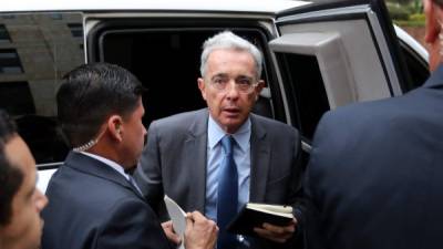 El expresidente y actual senador por el Centro Democrático, Álvaro Uribe (c). EFE/Archivo