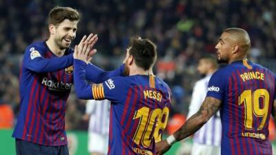 Messi celebra su dol con Piqué y Boateng. Foto AFP