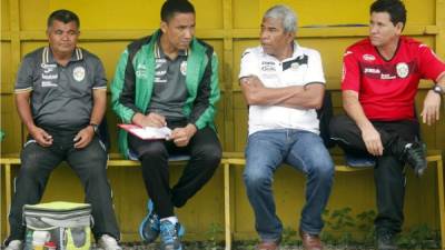 Héctor Castellón, junto a sus asistentes en el banquillo del Marathón contra Motagua.