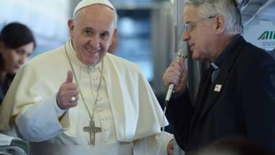 El papa Francisco dijo hoy en el avión que le llevó a Ankara que Turquía 'es en estos momentos testimonio de ayuda a los refugiados de las zonas en conflicto'.