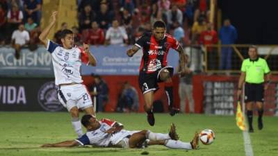 Henry Figueroa jugó todo el partido en la derrota de su equipo. FOTO Twitter Alajuelense.