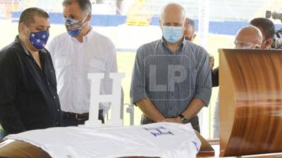 Fabián Coito, entrenador de la selección de Honduras, llegó a darle el último adiós a Chelato Uclés. Foto David Romero.