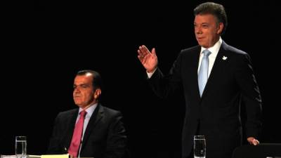 El Presidente Juan Manuel Santos, derecha, en un debate televisivo la noche del jueves en Bogotá.