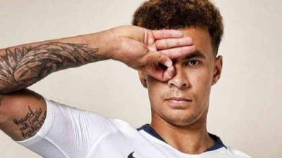 El festejo que el delantero del Tottenham, Dele Alli, realizó hace unas semanas atrás, se viralizó rápidamente en las redes sociales bajo el nombre de 'Dele Alli Challenge', en donde miles de personas intentan realizar el gesto del jugador inglés.Hoy se ha conocido el impactante significado de su celebración.