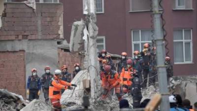Miembros de los Servicios de rescate trabajan este viernes entre los escombros del edificio de ocho plantas que se derrumbó el barrio de Kartal, Estambul (Turquía). EFE