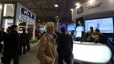 Hombres iraníes visitan las empresas rusas el 22 de diciembre 2015 durante la Exposición Nacional de Rusia Industrial en Teherán. AFP archivo.